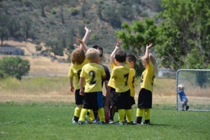 Eine Gruppe von Kindern, die ein Team sind