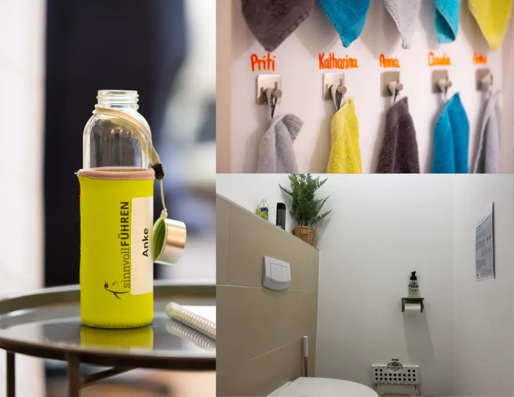 Collage mit drei Bildern aus einem Seminarraum: Links eine Glasflasche mit grünem Neoprenüberzug, der mit „sinnvollFÜHREN“ und einem Namensschild beschriftet ist. Rechts oben mehrere farbige Handtücher, jeweils mit Vornamen gekennzeichnet, ordentlich an Haken aufgehängt. Rechts unten ein gepflegtes WC mit Pflanzen, Schaumseife und Wandhinweis – alles sauber und aufgeräumt.