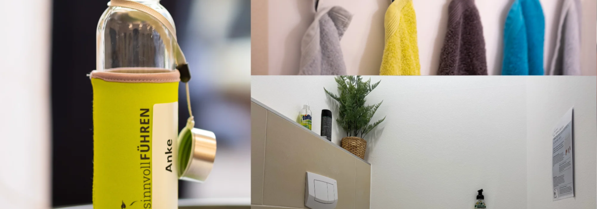 Collage mit drei Bildern aus einem Seminarraum: Links eine Glasflasche mit grünem Neoprenüberzug, der mit „sinnvollFÜHREN“ und einem Namensschild beschriftet ist. Rechts oben mehrere farbige Handtücher, jeweils mit Vornamen gekennzeichnet, ordentlich an Haken aufgehängt. Rechts unten ein gepflegtes WC mit Pflanzen, Schaumseife und Wandhinweis – alles sauber und aufgeräumt.