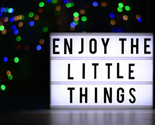 Selbstfürsorge beginnt im Kleinen, und wirkt 1 Zeigt eine Leuchttafel auf der steht "Enjoy the little things"