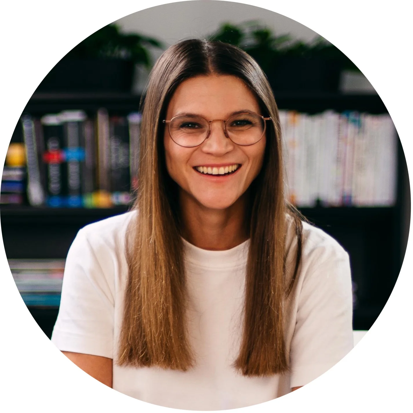 Julia - lächelnde Frau mit langen Haaren und Brille