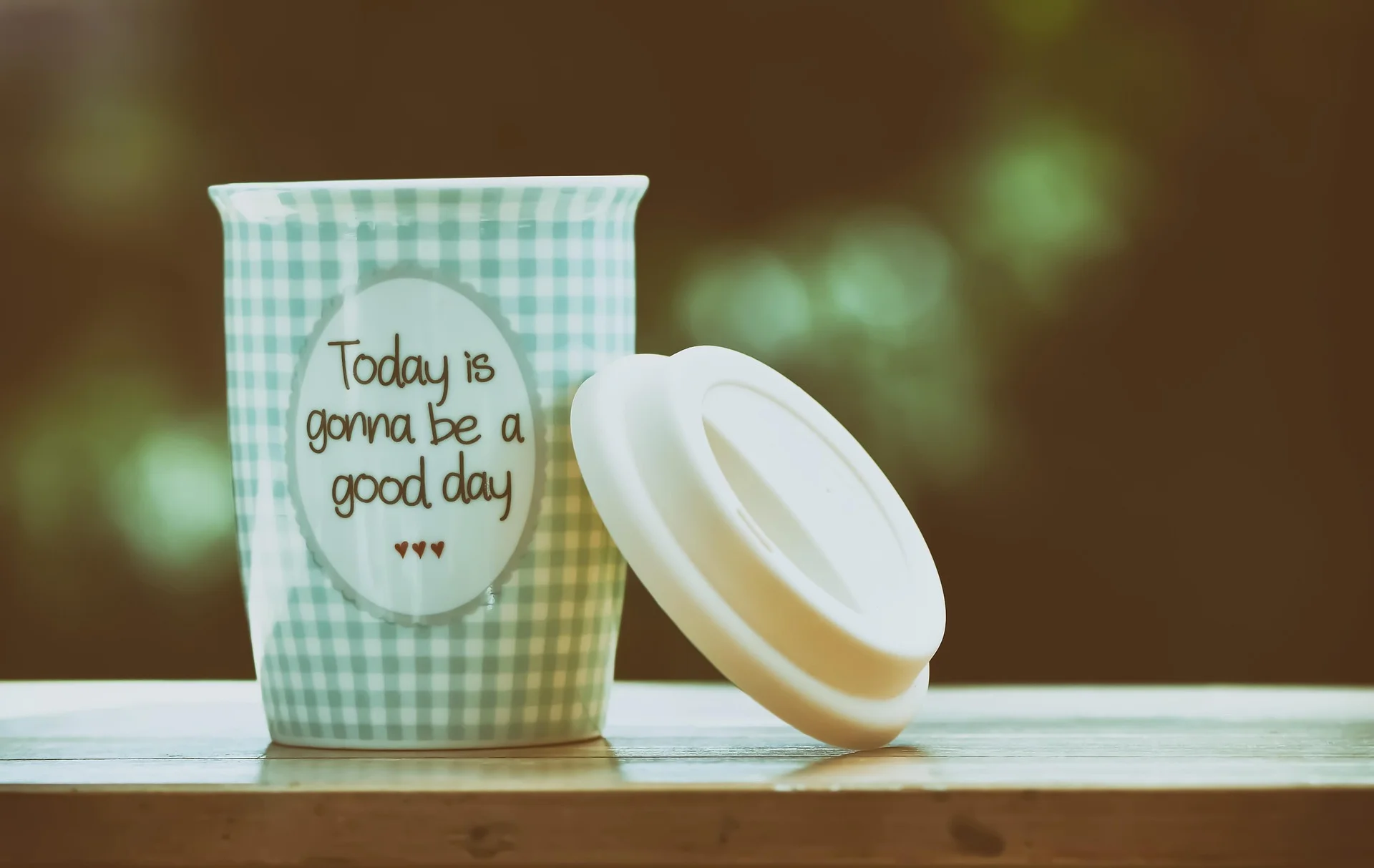 Ein Becher auf dem steht "Today is a beautiful day"